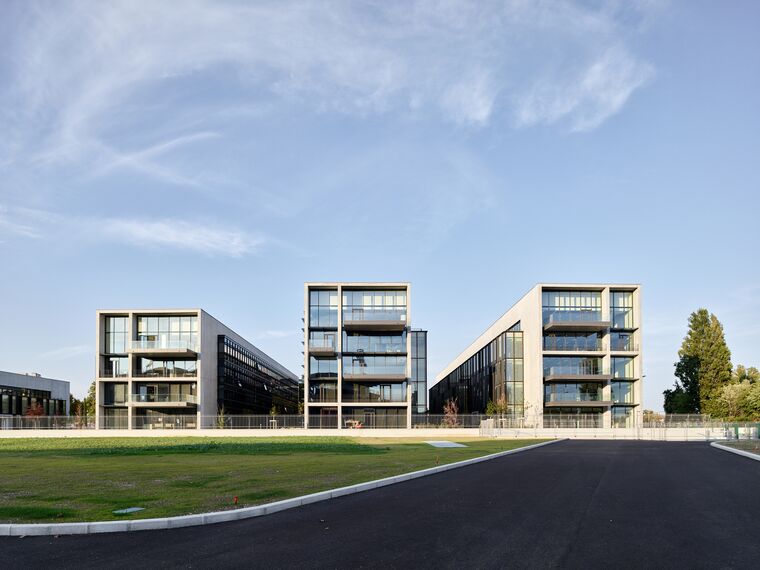 ConceptWall 86 Aluminium Façades, ThermoSystem 68 Aluminium Windows, ConceptWall 50 Aluminium Façades and TS 68-HV Aluminium Windows - Office building Jardins du Lou located in Lyon, France
