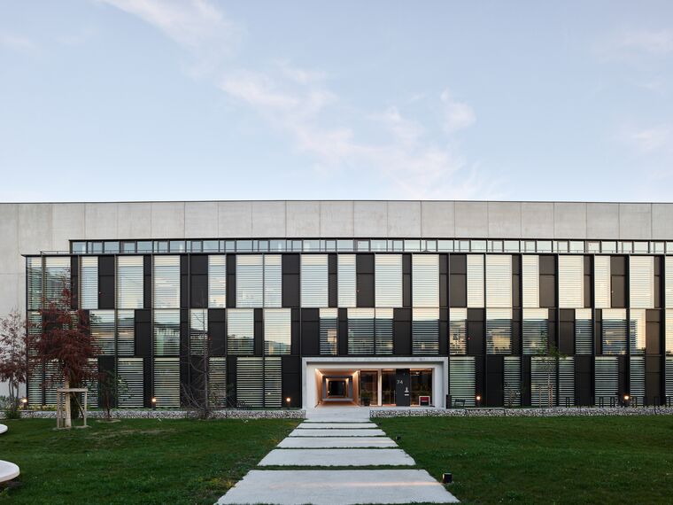 ConceptWall 86 Aluminium Façades, ThermoSystem 68 Aluminium Windows, ConceptWall 50 Aluminium Façades and TS 68-HV Aluminium Windows - Office building Jardins du Lou located in Lyon, France