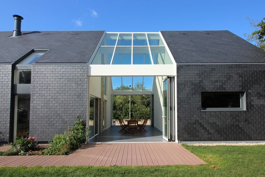 ConceptWall 50 Aluminium Façades, ThermoSystem 68 Aluminium Windows, ConceptPatio 68 Aluminium Sliding & Folding Doors and ConceptFolding 77 Aluminium Sliding & Folding Doors - House Bioclimatic Private House located in Crach, France