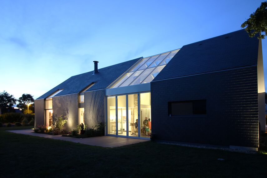 ConceptWall 50 Aluminium Façades, ThermoSystem 68 Aluminium Windows, ConceptPatio 68 Aluminium Sliding & Folding Doors and ConceptFolding 77 Aluminium Sliding & Folding Doors - House Bioclimatic Private House located in Crach, France