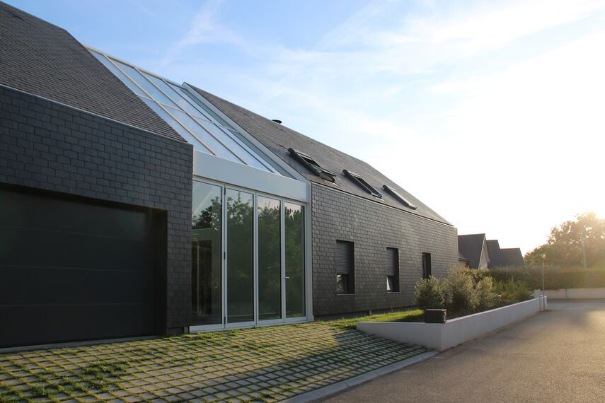 ConceptWall 50 Aluminium Façades, ThermoSystem 68 Aluminium Windows, ConceptPatio 68 Aluminium Sliding & Folding Doors and ConceptFolding 77 Aluminium Sliding & Folding Doors - House Bioclimatic Private House located in Crach, France