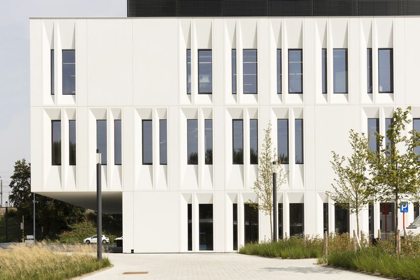 ConceptWall 50 Aluminium Façades and ConceptSystem 77 Aluminium Windows - College/University KULAB located in Brugge, Belgium
