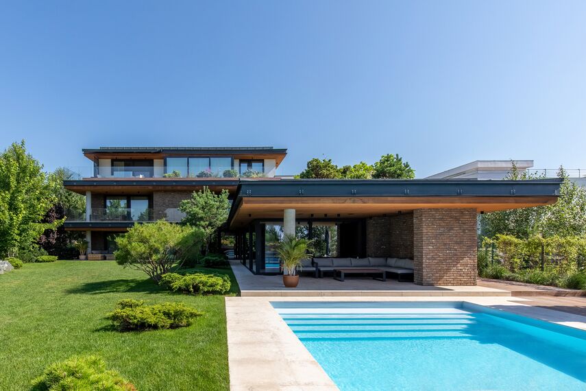 CW 50-SC Aluminium Façades and MasterLine 8 HI+ Aluminium Windows - M House located in Voluntari, Romania