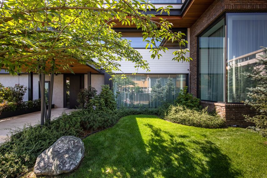 CW 50-SC Aluminium Façades and MasterLine 8 HI+ Aluminium Windows - M House located in Voluntari, Romania