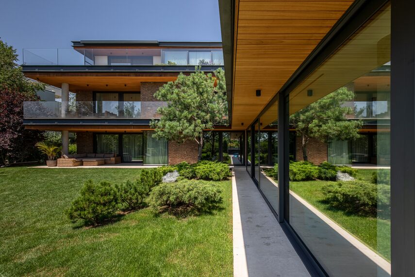 CW 50-SC Aluminium Façades and MasterLine 8 HI+ Aluminium Windows - M House located in Voluntari, Romania