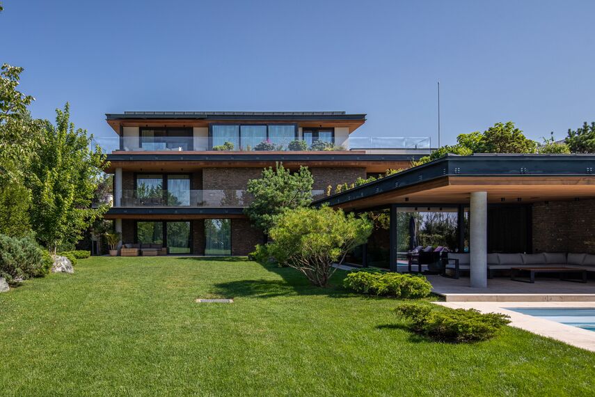 CW 50-SC Aluminium Façades and MasterLine 8 HI+ Aluminium Windows - M House located in Voluntari, Romania