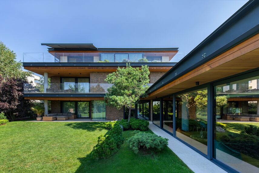 CW 50-SC Aluminium Façades and MasterLine 8 HI+ Aluminium Windows - M House located in Voluntari, Romania