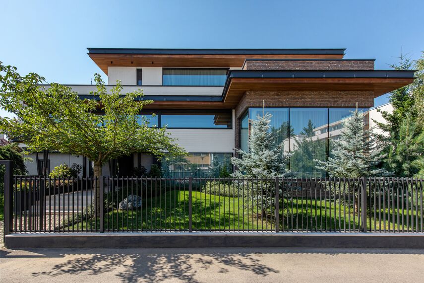 CW 50-SC Aluminium Façades and MasterLine 8 HI+ Aluminium Windows - M House located in Voluntari, Romania
