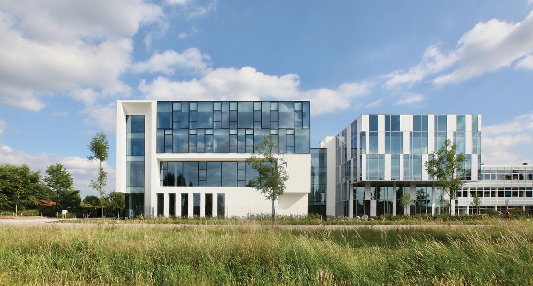 HiFinity Aluminium Sliding & Folding Doors, BriseSoleil 100 Solar Shadings, MasterLine 8 Aluminium Windows, CW 60-SC Aluminium Façades, CW 86 Standard Aluminium Façades and CW 86-EF Aluminium Façades - Office building Reynaers Campus: Experience Centre located in Duffel, Belgium