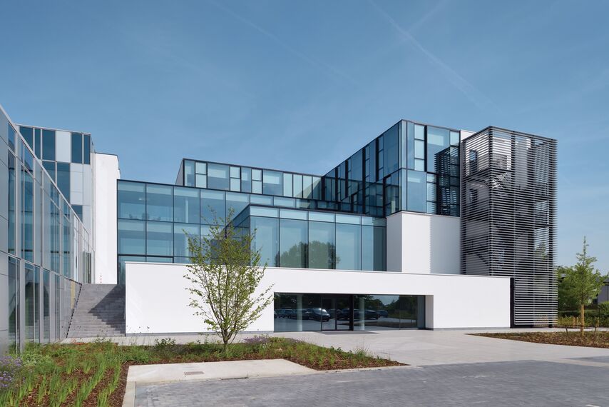 HiFinity Aluminium Sliding & Folding Doors, BriseSoleil 100 Solar Shadings, MasterLine 8 Aluminium Windows, CW 60-SC Aluminium Façades, CW 86 Standard Aluminium Façades and CW 86-EF Aluminium Façades - Office building Reynaers Campus: Experience Centre located in Duffel, Belgium