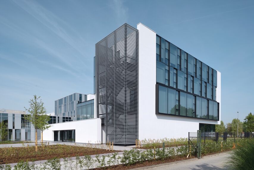 HiFinity Aluminium Sliding & Folding Doors, BriseSoleil 100 Solar Shadings, MasterLine 8 Aluminium Windows, CW 60-SC Aluminium Façades, CW 86 Standard Aluminium Façades and CW 86-EF Aluminium Façades - Office building Reynaers Campus: Experience Centre located in Duffel, Belgium