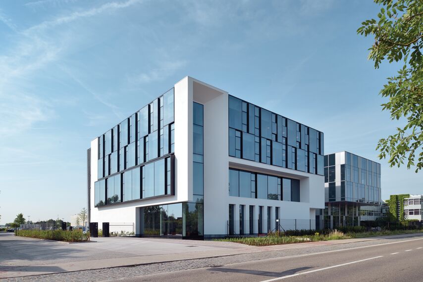 HiFinity Aluminium Sliding & Folding Doors, BriseSoleil 100 Solar Shadings, MasterLine 8 Aluminium Windows, CW 60-SC Aluminium Façades, CW 86 Standard Aluminium Façades and CW 86-EF Aluminium Façades - Office building Reynaers Campus: Experience Centre located in Duffel, Belgium