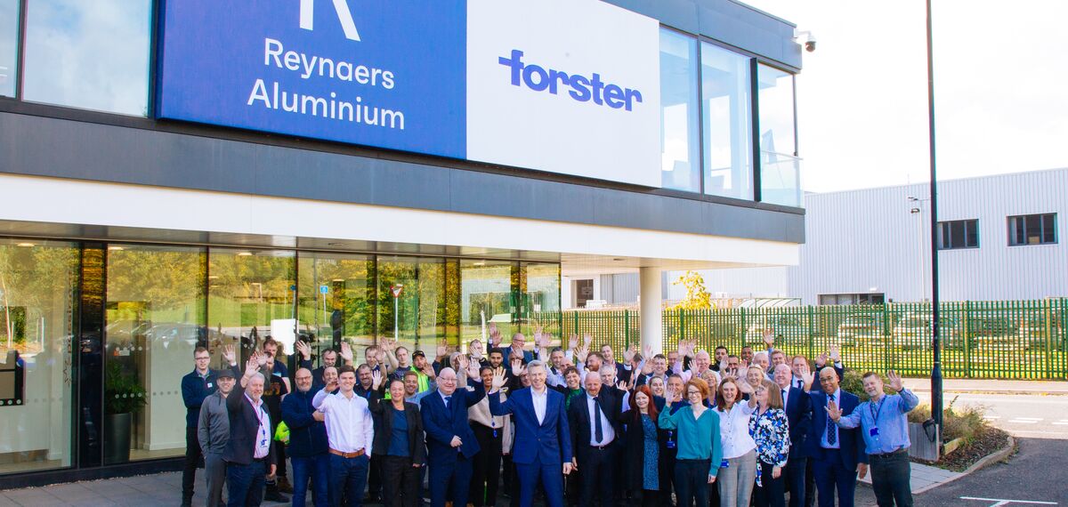 reynaers aluminium uk office staff photo