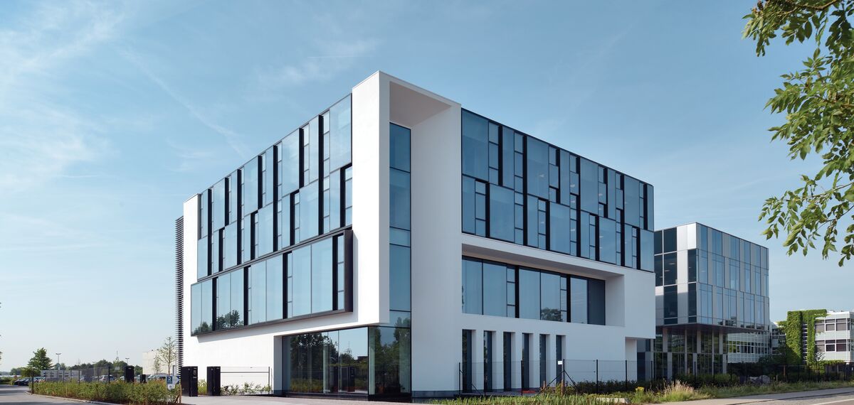 HiFinity Aluminium Sliding & Folding Doors, BriseSoleil 100 Solar Shadings, MasterLine 8 Aluminium Windows, CW 60-SC Aluminium Façades, CW 86 Standard Aluminium Façades and CW 86-EF Aluminium Façades - Office building Reynaers Campus: Experience Centre located in Duffel, Belgium