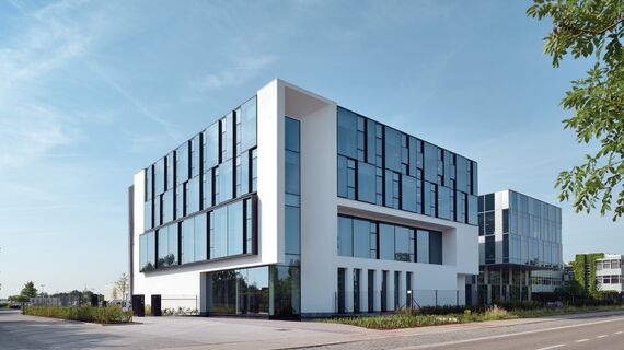 HiFinity Aluminium Sliding & Folding Doors, BriseSoleil 100 Solar Shadings, MasterLine 8 Aluminium Windows, CW 60-SC Aluminium Façades, CW 86 Standard Aluminium Façades and CW 86-EF Aluminium Façades - Office building Reynaers Campus: Experience Centre located in Duffel, Belgium